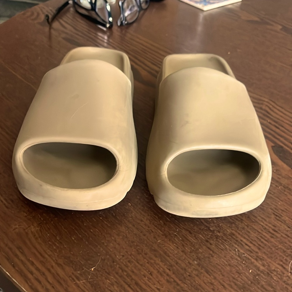Yeezy Slides (no box) barely worn